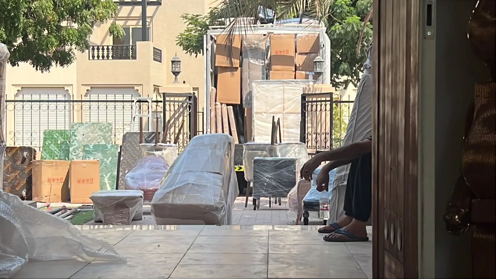 شاحنة ابو باسط نقل اثاث المغلقة أثناء نقل عفش في ابوظبي